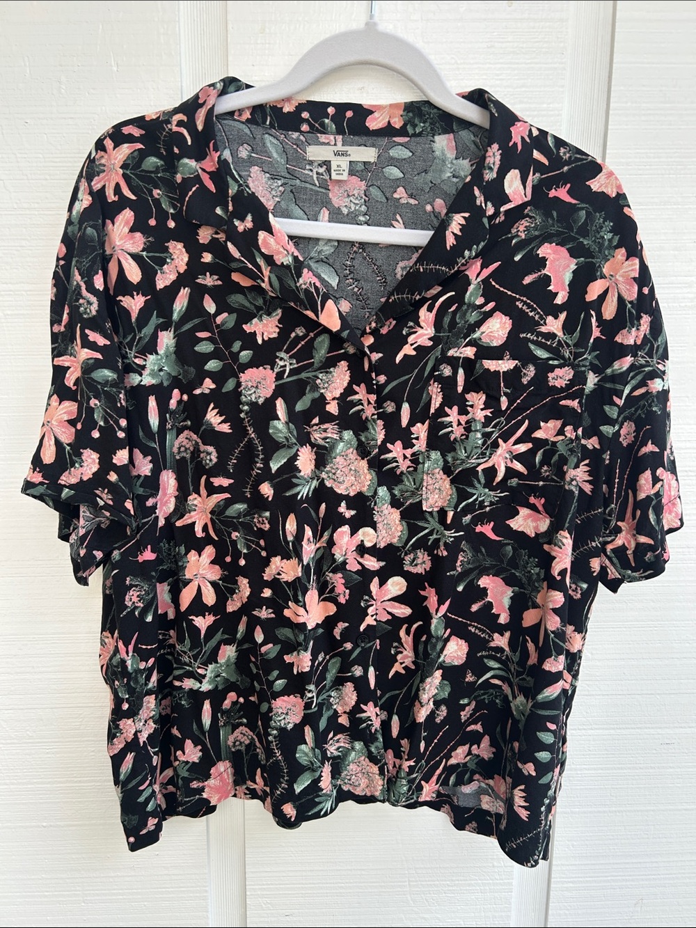 VANS Black & Peachy Pink‎ Floral Short Sleeve Loose Boxy Fit Button Front Blouse